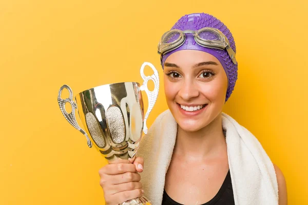 Junge Kaukasische Schwimmerin Feiert Sieg — Stockfoto