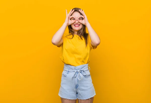 Jonge Vrouw Tiener Het Dragen Van Een Geel Shirt Toont — Stockfoto