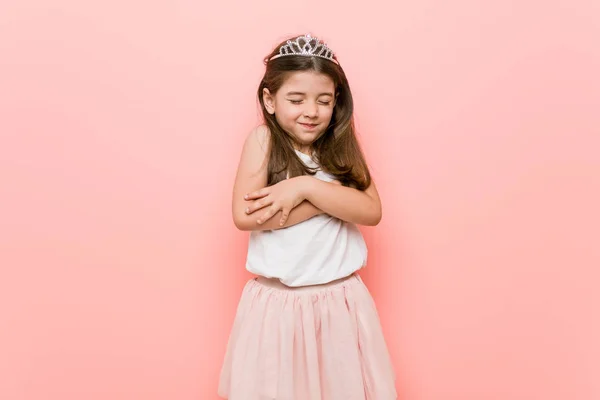 Menina Vestindo Uma Princesa Olhar Abraços Sorrindo Despreocupado Feliz — Fotografia de Stock