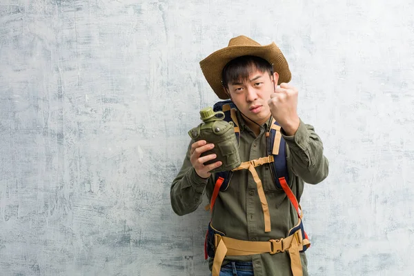 Młody Badacz Chiński Człowiek Pokazując Pięść Przodu Zły Wyraz — Zdjęcie stockowe