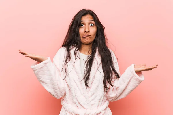 Mujer India Joven Usando Pijama Confundida Dudosa Levantándole Las Manos — Foto de Stock