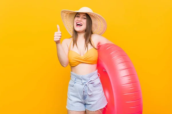 Jovem Caucasiana Segurando Flutuador — Fotografia de Stock