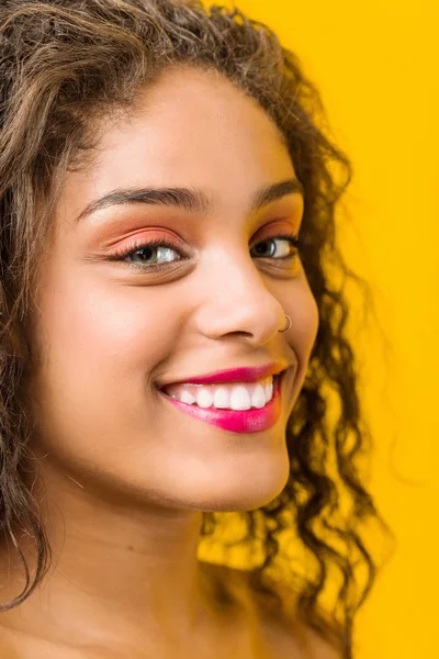 Close Uma Jovem Afro Americana Bonita Make Mulher Posando — Fotografia de Stock