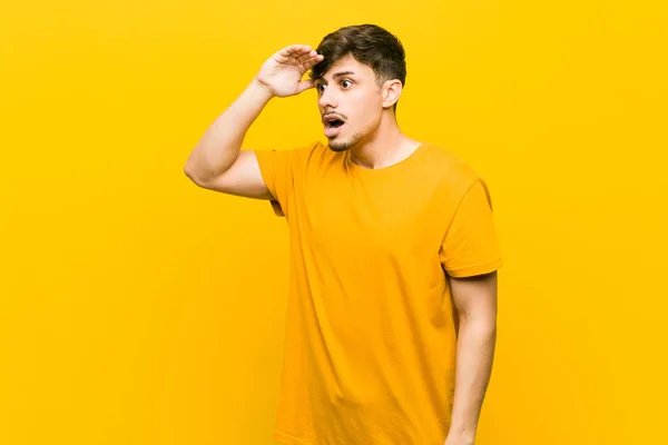 Young Hispanic Casual Man Looking Far Away Keeping Hand Forehead — Stock Photo, Image