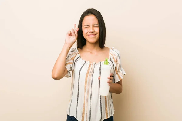 Junge Hispanische Frau Hält Eine Cremeflasche Der Hand Und Drückt — Stockfoto