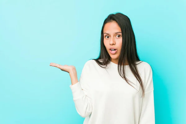 Young Pretty Hispanic Woman Impressed Holding Copy Space Palm — Stock Photo, Image