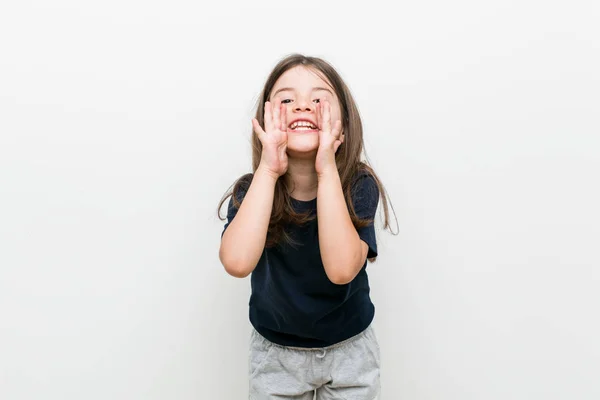 Bonito Pouco Caucasiano Menina Gritando Animado Para Frente — Fotografia de Stock