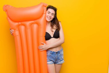 Genç beyaz kadın tutan bir float