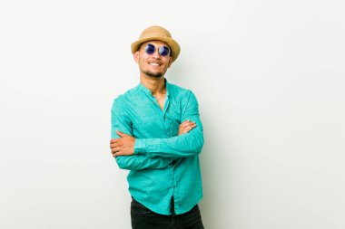 Genç İspanyol adam kendine güvenen hissediyor yaz giysileri giyen, belirlenmesi ile silah geçiş.