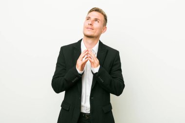 Genç kafkas iş adamı akılda plan yapıyor, bir fikir kuruyor.