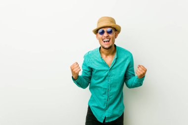 Genç İspanyol adam kaygısız ve heyecanlı tezahürat bir yaz giysileri giyiyor. Zafer konsepti.