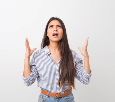 Genç güzel Arap kadın gökyüzüne çığlık, yukarı bakıyor, sinirli.