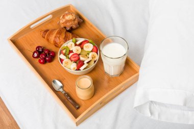 Genç beyaz kadın kahvaltı yapıyor.