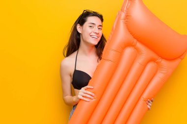 Genç beyaz kadın tutan bir float