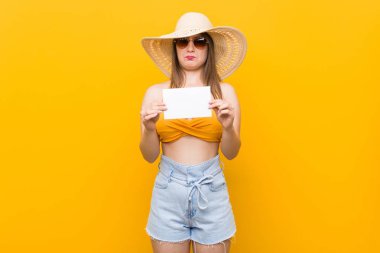 Alışverişe giden genç beyaz kadın bir pankartla sahile gitmeye hazır beyaz kadın