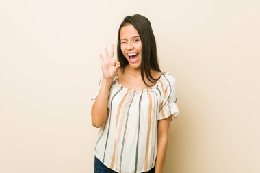 Genç İspanyol kadın bir göz sarlar ve el ile iyi bir jest tutar.