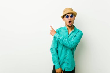 Genç İspanyol adam yan işaret bir yaz giysileri giyiyor