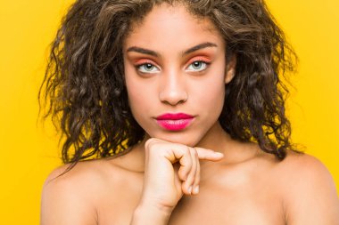 Genç bir afrikalı-amerikalı güzel ve makyaj kadın poz yakın