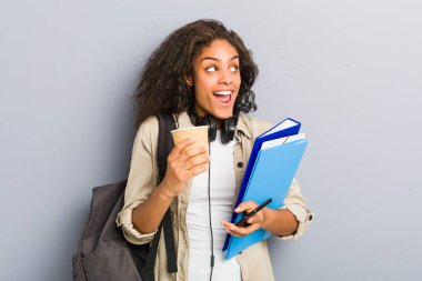 Genç Afro-Amerikan kadın okula gitmeye hazır