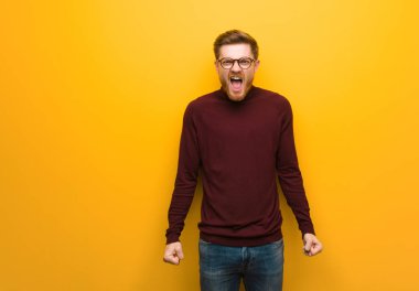 Genç akıllı adam çok öfkeli ve agresif çığlık