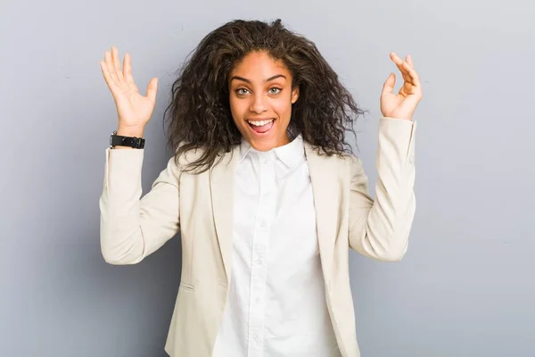 Jonge Afro Amerikaanse Zakenvrouw Ontvangen Van Een Aangename Verrassing Opgewonden — Stockfoto