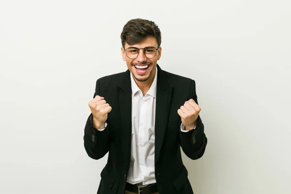 Joven Hombre Hispano Negocios Animando Despreocupado Emocionado Concepto Victoria —  Fotos de Stock