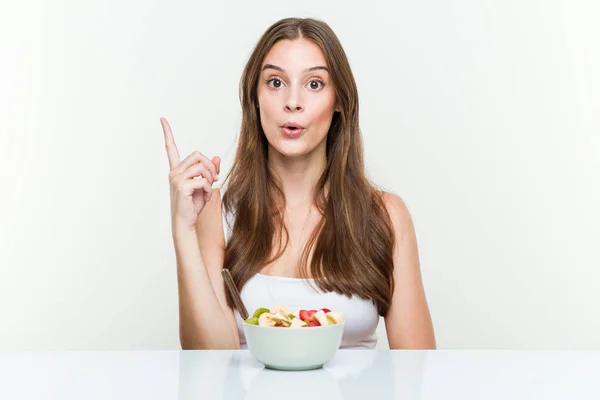 Jeune Femme Caucasienne Manger Bol Fruits Ayant Une Bonne Idée — Photo