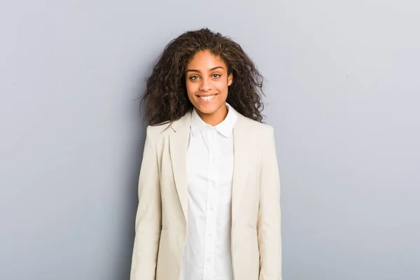 Jonge Afro Amerikaanse Zakenvrouw Gelukkig Glimlachend Vrolijk — Stockfoto