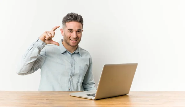 Young Handsome Man Working His Laptop Holding Something Little Forefingers — Stock Photo, Image