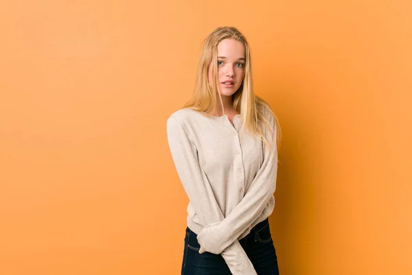 Söt Kaukasiska Tonåring Poserar Stående Mot Orange Bakgrund — Stockfoto