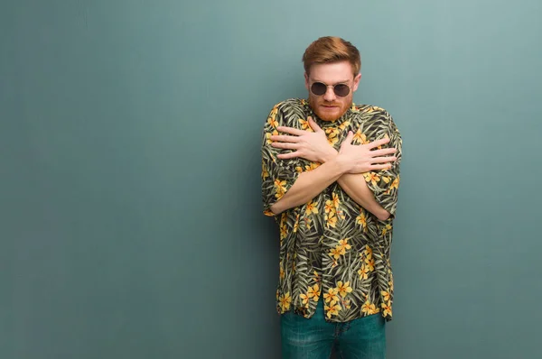 Jonge Redhead Man Dragen Exotische Zomer Kleren Gaan Koud Als — Stockfoto