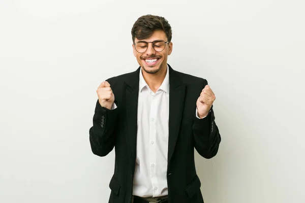 Jovem Homem Hispânico Negócios Levantando Punho Sentindo Feliz Bem Sucedido — Fotografia de Stock