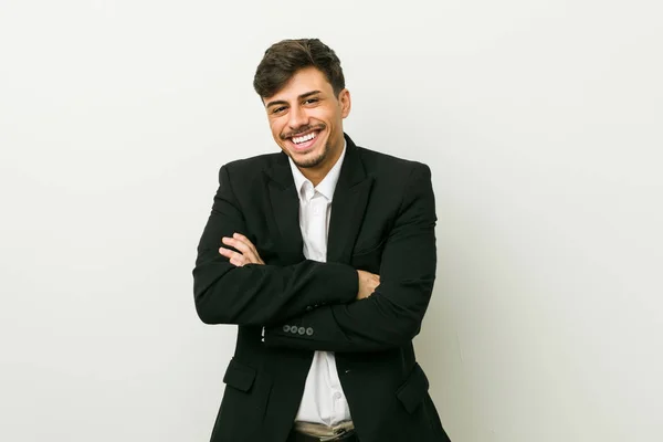 Νεαρός Επιχειρηματικός Ισπανικός Άνθρωπος Που Αισθάνεται Αυτοπεποίθηση Διασχίζοντας Χέρια Αποφασιστικότητα — Φωτογραφία Αρχείου