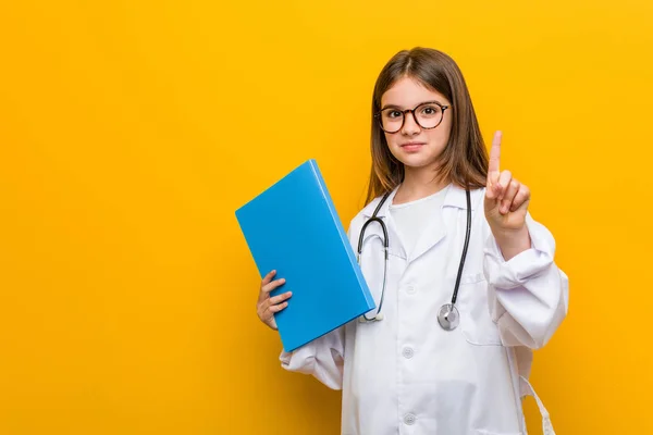 Pequeña Chica Caucásica Usando Disfraz Médico —  Fotos de Stock