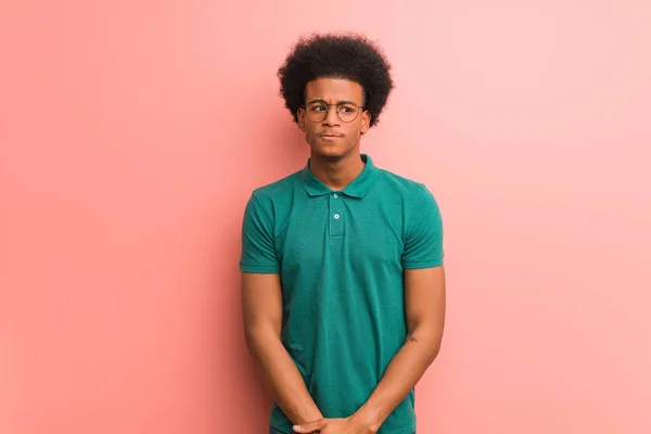 Pembe Bir Duvarın Üzerinde Genç Afro Amerikan Adam Bir Fikir — Stok fotoğraf