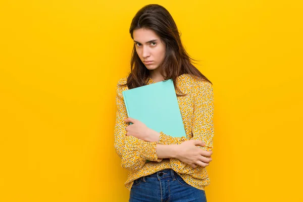 Joven Mujer Caucásica Sosteniendo Algunos Cuadernos —  Fotos de Stock