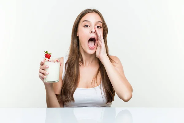 Jovem Caucasiana Segurando Smoothie Gritando Animado Para Frente — Fotografia de Stock