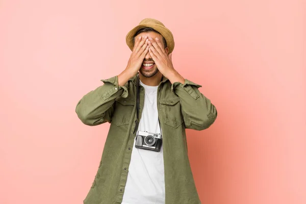 Giovane Viaggiatore Filippino Uomo Copre Gli Occhi Con Mani Sorride — Foto Stock