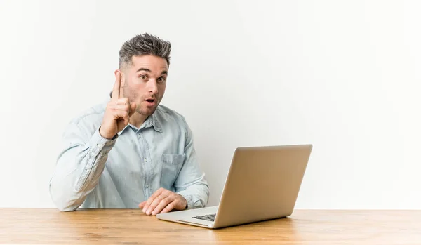 Jovem Homem Bonito Trabalhando Com Seu Laptop Ter Uma Ideia — Fotografia de Stock