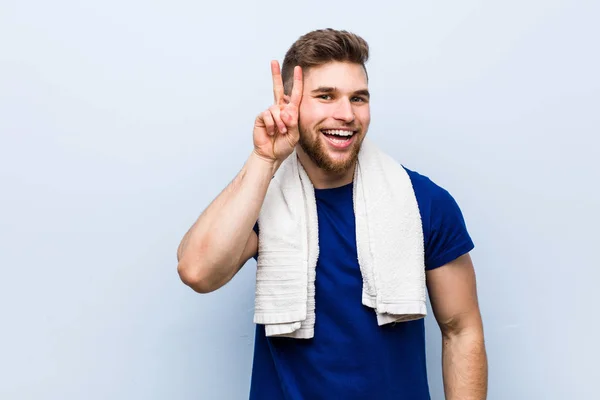 Jonge Kaukasische Sportman Met Een Handdoek Toont Overwinning Teken Glimlachend — Stockfoto