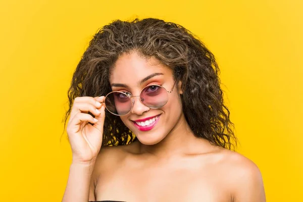 Close Uma Jovem Afro Americana Bonita Make Mulher Usando Óculos — Fotografia de Stock