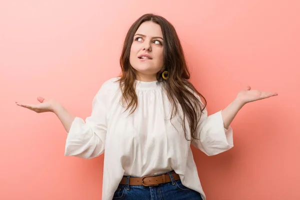 Jonge Kaukasische Bochtige Vrouw Staande Tegen Roze Achtergrond — Stockfoto