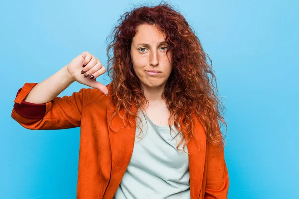 Junge Rothaarige Elegante Frau Die Eine Ablehnende Geste Zeigt Daumen — Stockfoto