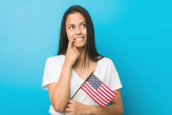 Jeune Femme Hispanique Tenant Drapeau Des États Unis Détendu Penser — Photo