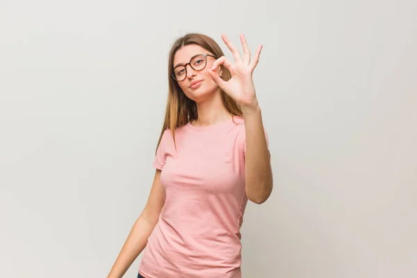 Joven Rusa Natural Chica Alegre Seguro Haciendo Buen Gesto — Foto de Stock