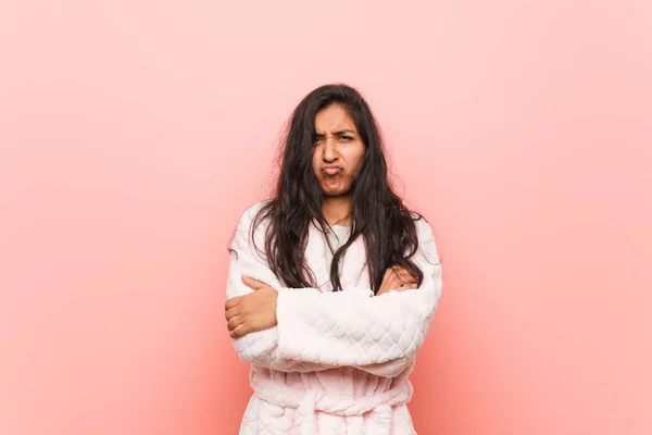 Mladá Indická Žena Která Nosí Pyžamě Tvář Nelibosti Drží Ruce — Stock fotografie