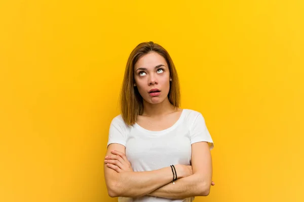 Jovem Mulher Caucasiana Natural Cansado Uma Tarefa Repetitiva — Fotografia de Stock