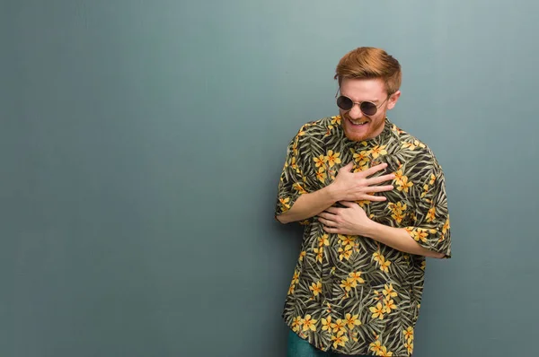 Jonge Redhead Man Het Dragen Van Exotische Zomer Kleren Lachen — Stockfoto