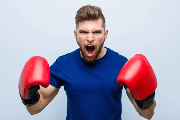 Ung Kaukasisk Man Klädd Boxningshandskar — Stockfoto