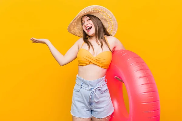 Jovem Caucasiana Segurando Flutuador — Fotografia de Stock